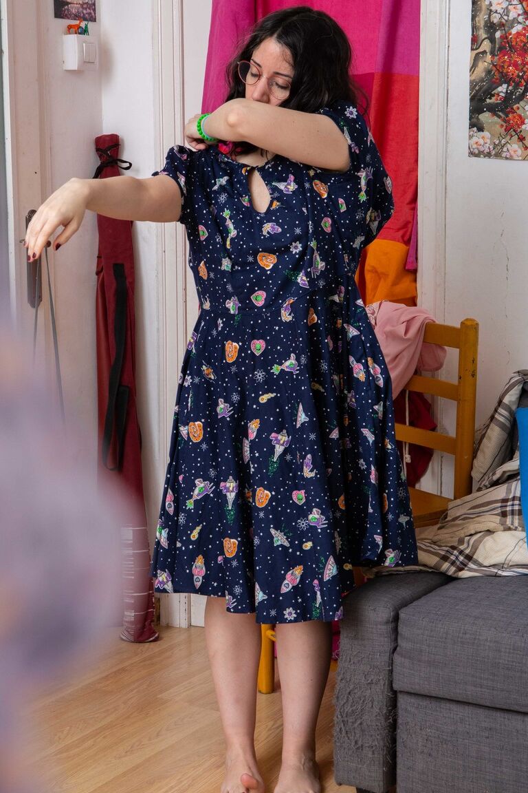 21P La nerd australiana Irene A se pone bragas rosas
