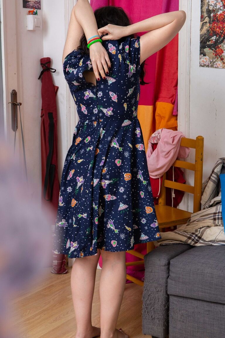 21P La nerd australiana Irene A se pone bragas rosas