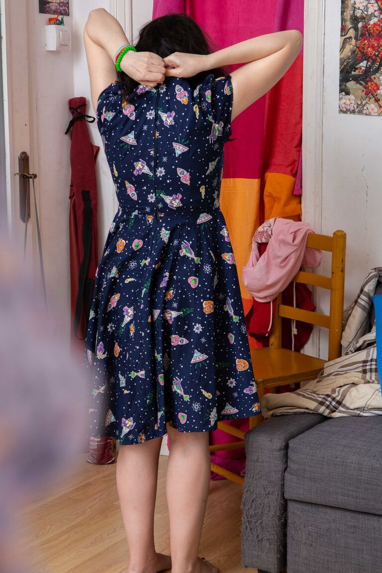 21P La nerd australiana Irene A se pone bragas rosas