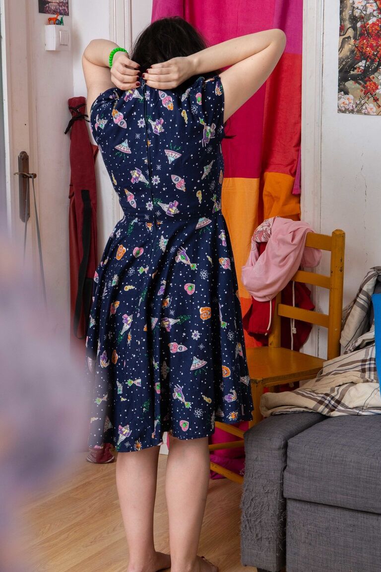 21P La nerd australiana Irene A se pone bragas rosas