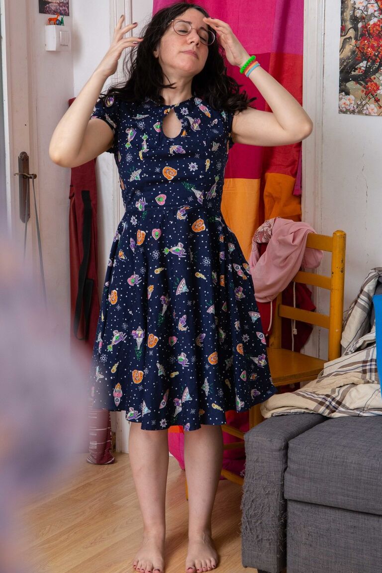 21P La nerd australiana Irene A se pone bragas rosas