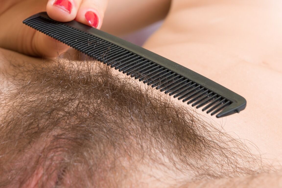 21P La belleza ucraniana Dea Ishtar hace alarde de su coño peludo