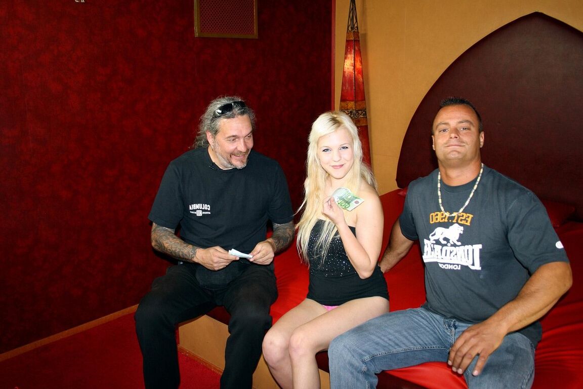 15P He gets the full hooker experience in the red light district