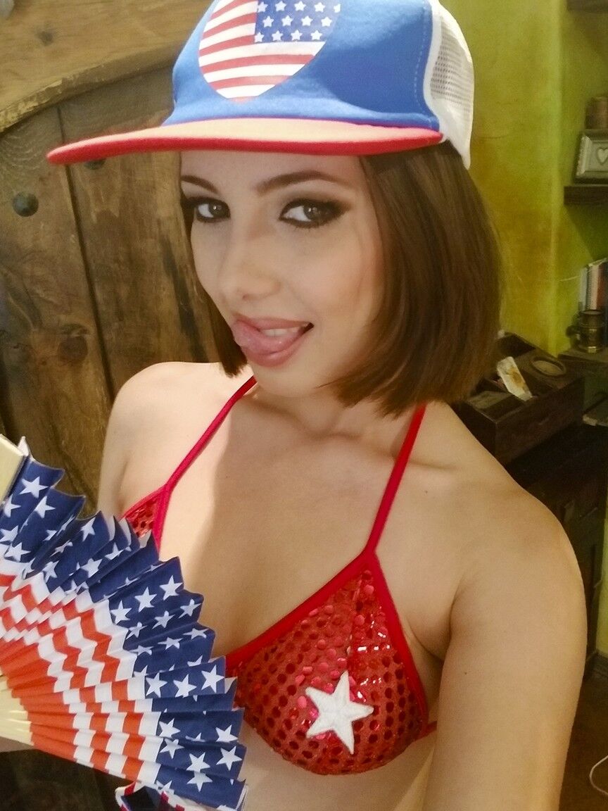 21P Brunettes Jenna Sativa & Mary Moody taste each other's cunt on the 4th of July