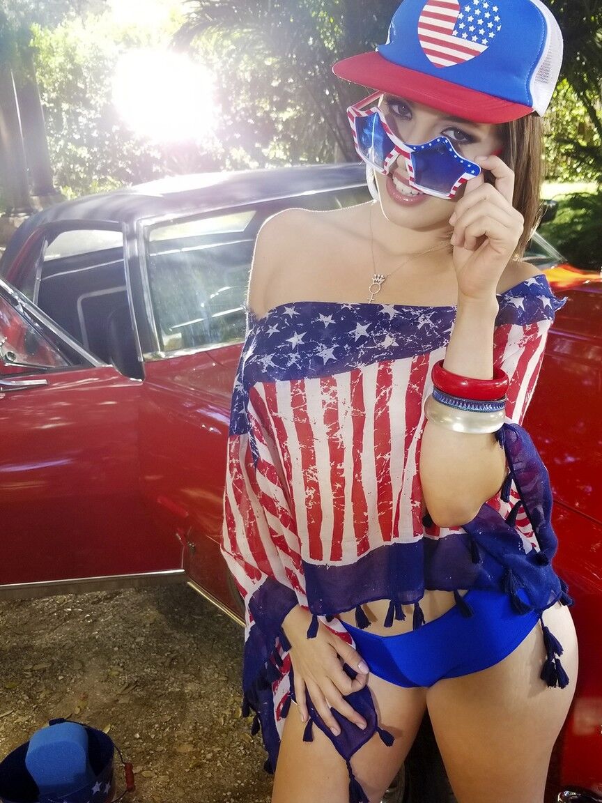 21P Brunettes Jenna Sativa & Mary Moody taste each other's cunt on the 4th of July