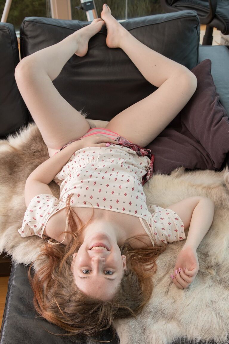 21P Amateur se masturbe en exposant ses seins et en se doigtant la chatte