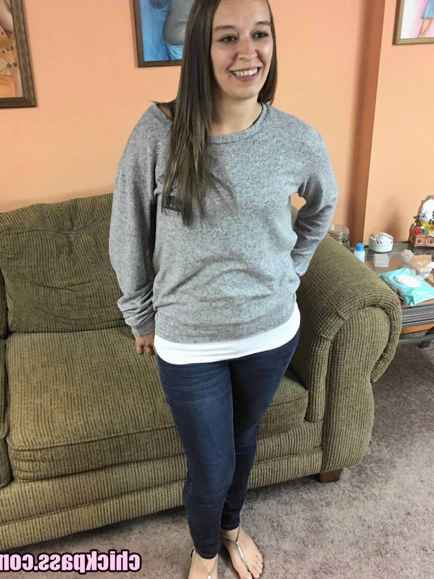 16P La amateur Nicci Taylor se desnuda antes de arrodillarse para una mamada