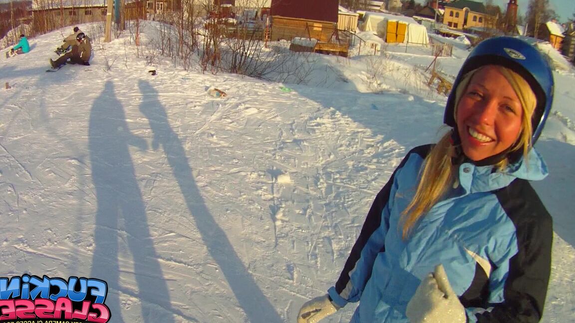 21P Adolescente rubia amateur hace una mamada increíble en un coche y en la nieve