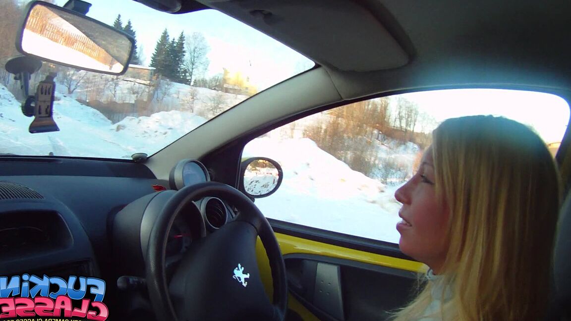 21P Adolescente rubia amateur hace una mamada increíble en un coche y en la nieve