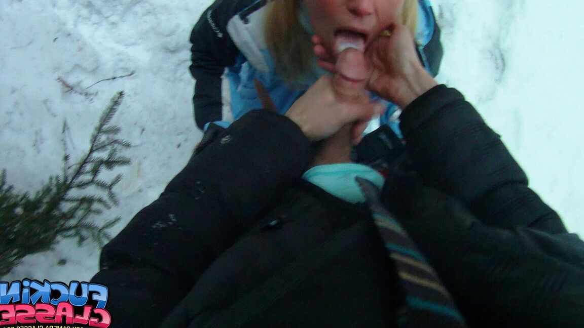 21P Adolescente rubia amateur hace una mamada increíble en un coche y en la nieve