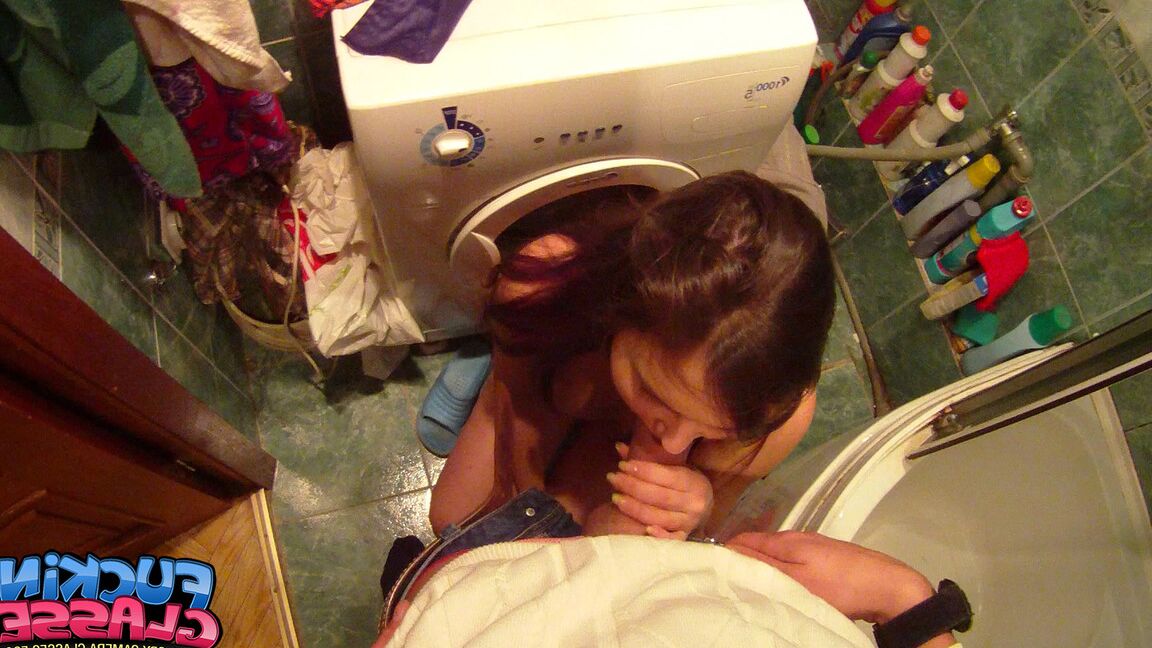 21P Der brünette Teenager mit kleinen Nippeln Tracy wird im POV auf der Toilette gefickt