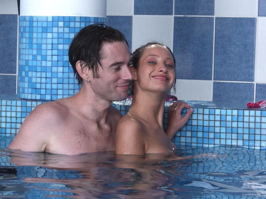 21P Teen Dreams Meninas em uma piscina