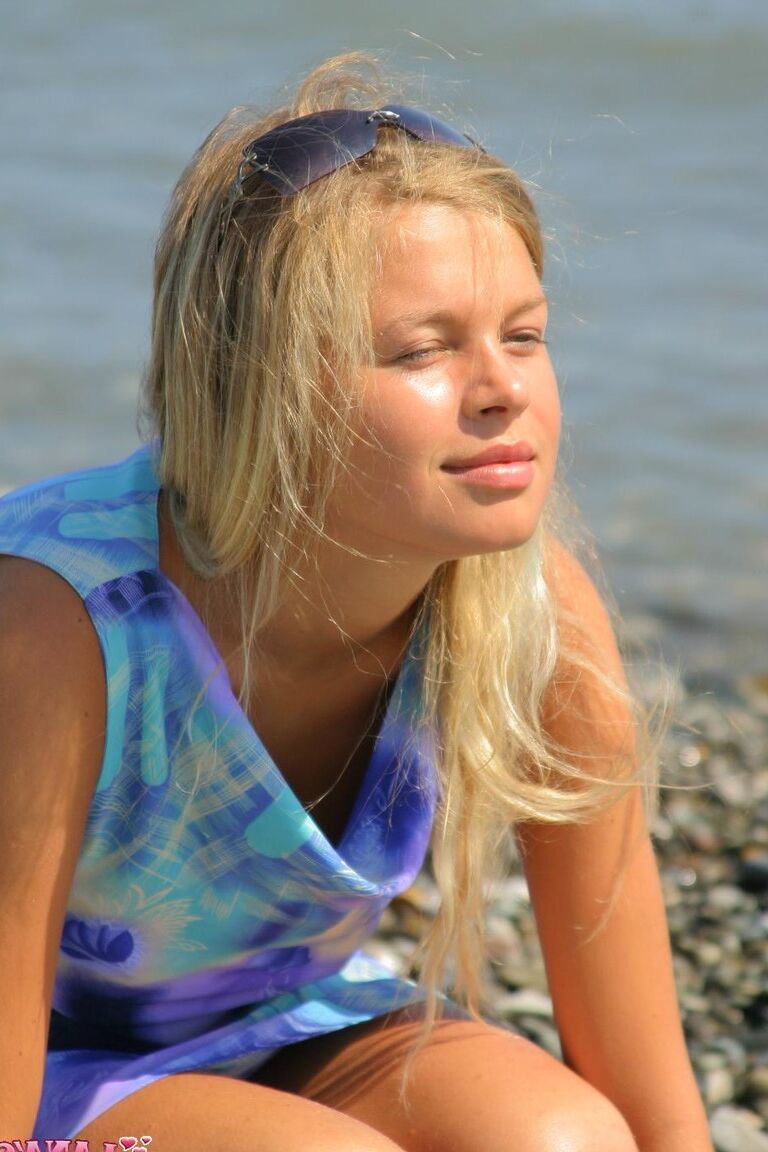 15P Adolescente loira natural faz sua estreia nua enquanto procura conchas no mar