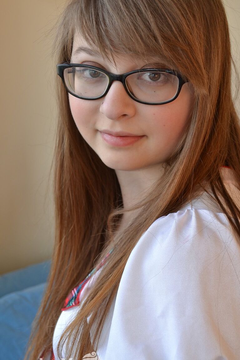 17P Adorável estudante de óculos Lilah Demaray dedos
