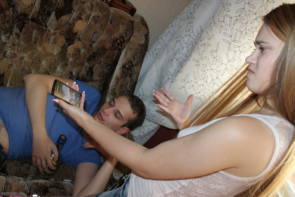 21P Adorable ninfómana amateur Emma follada delante de su pervertido novio