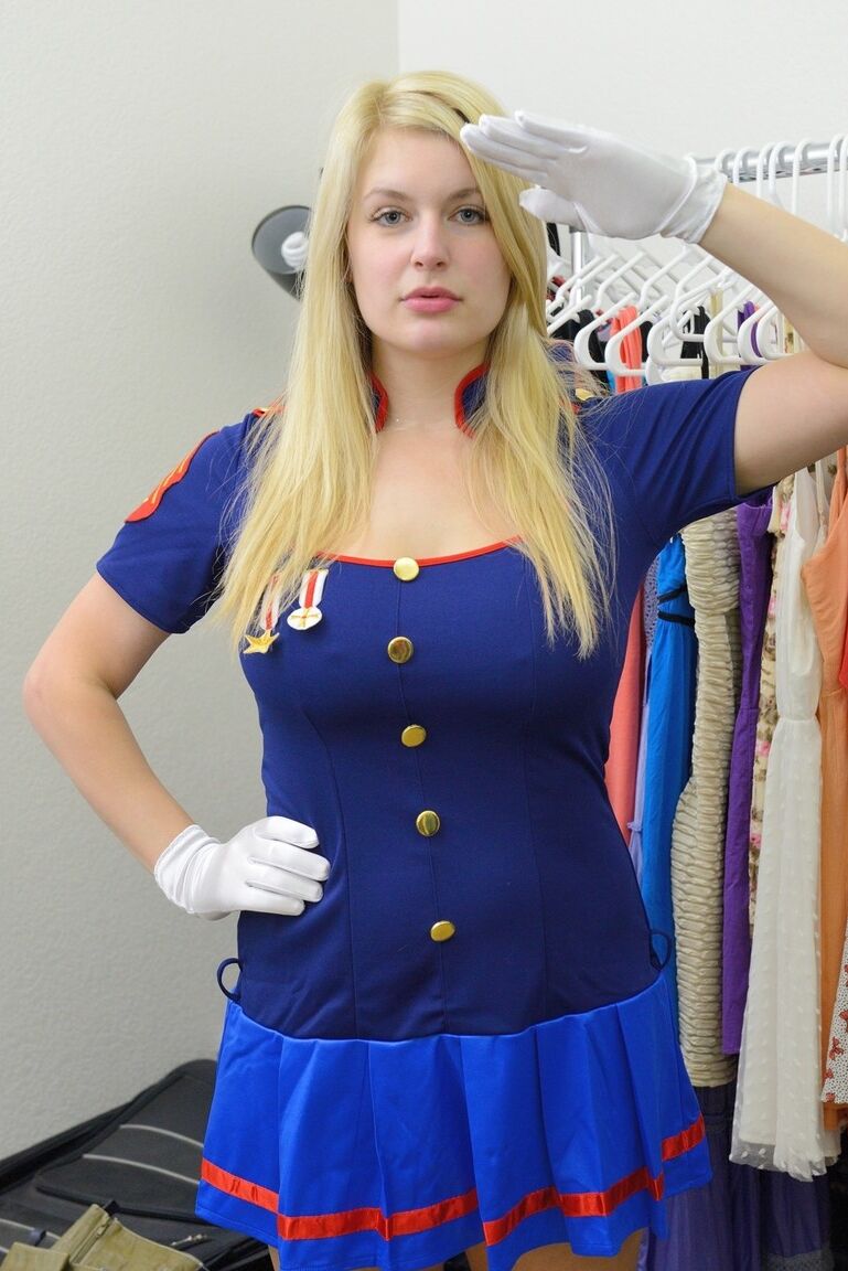 17P 金色の髪の美女ダニエルが制服を着替えておっぱいを露出させる