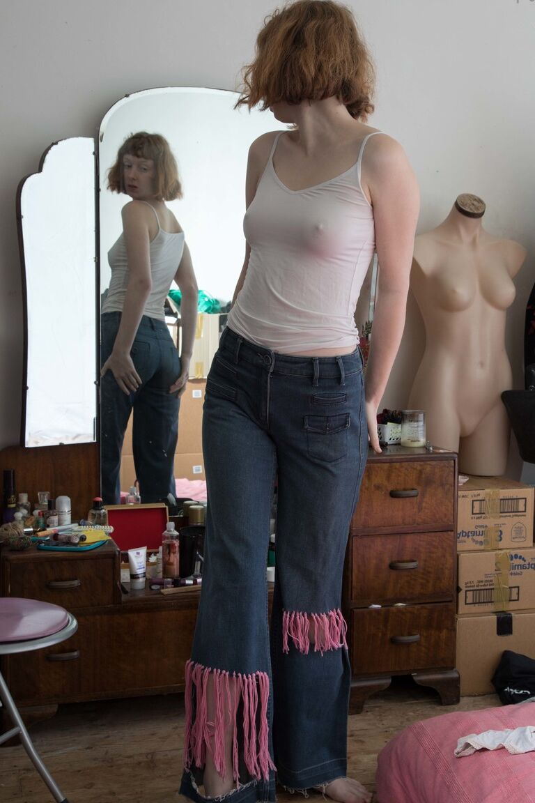16P Mujer de piernas largas con un coño totalmente natural se viste ante el espejo de su habitación