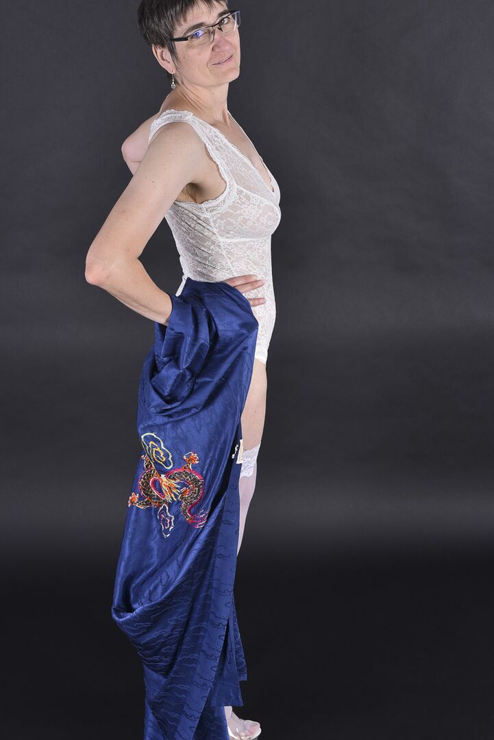 16P Amadora mais velha tira o roupão para modelar em lingerie de renda branca