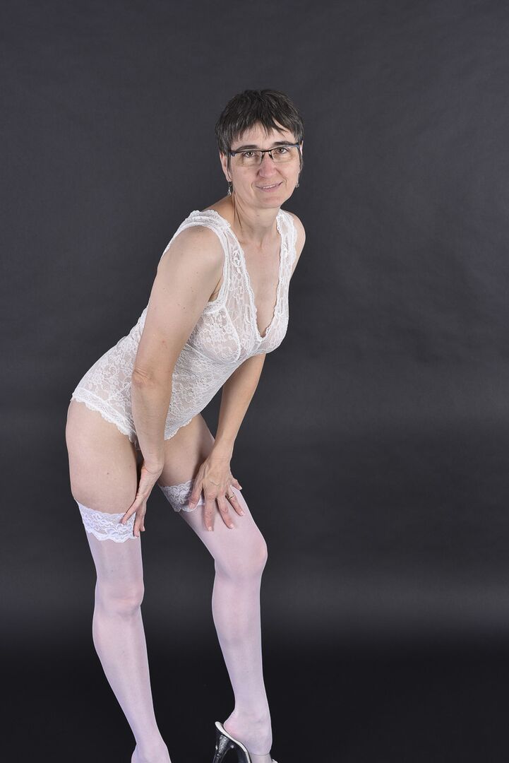 16P Amadora mais velha tira o roupão para modelar em lingerie de renda branca