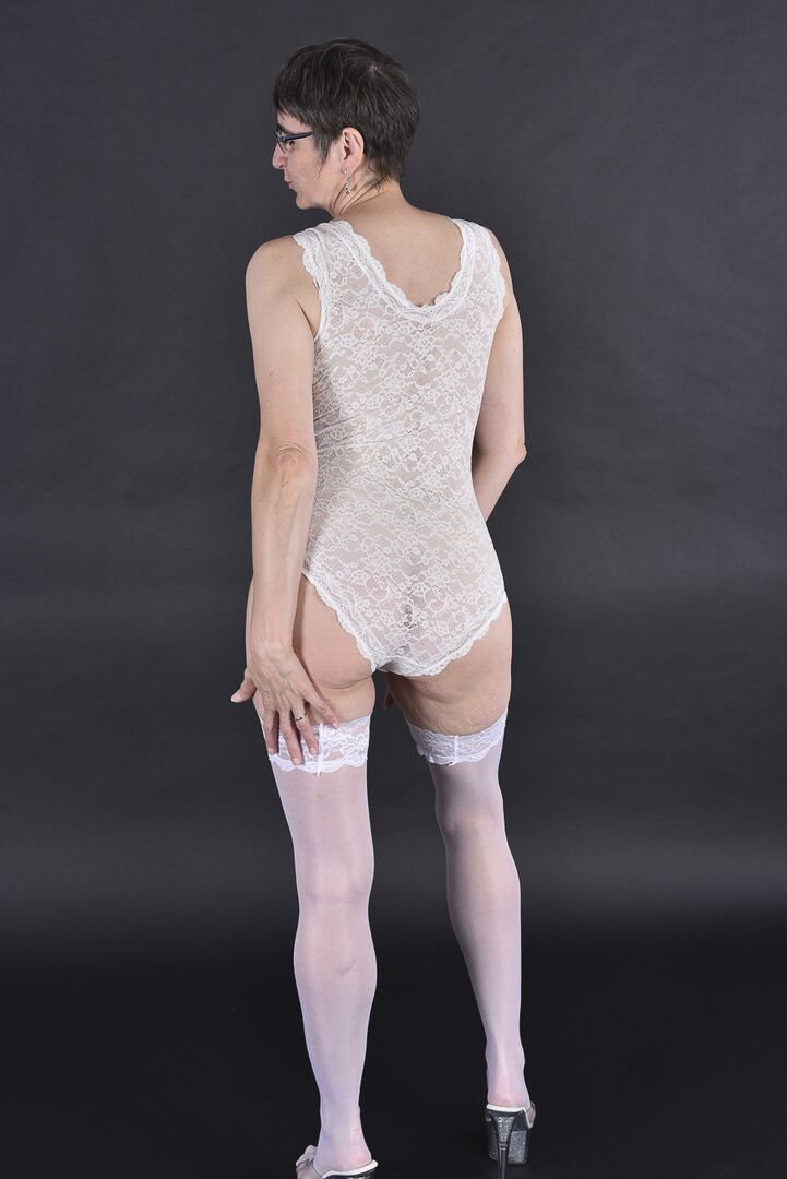 16P Amadora mais velha tira o roupão para modelar em lingerie de renda branca