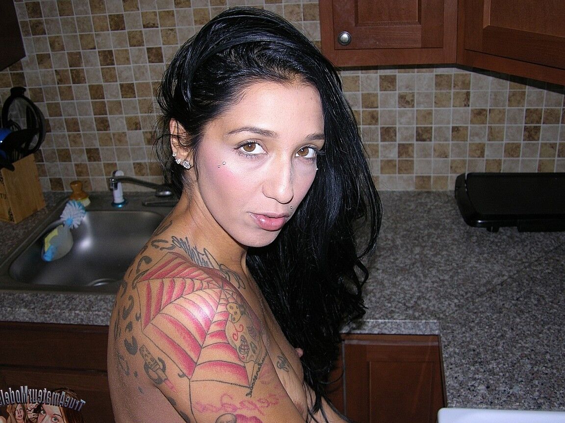 17P La morena tatuada Stefania resalta su bonito culo durante su primer concierto desnuda