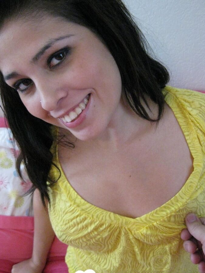 21P Linda morena amadora recebe seus peitos e buceta massageados no POV