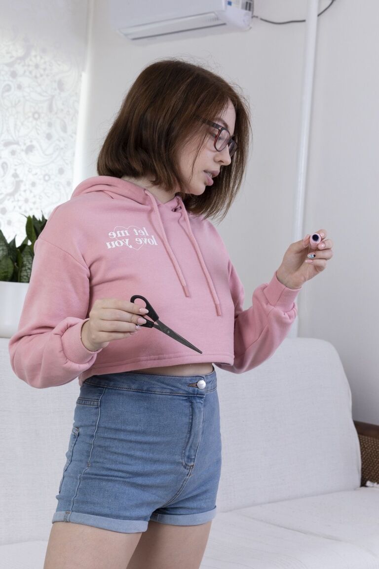 21P Amateur-Nerd Abby zieht sich nackt aus und spielt mit ihren langen Muschihaaren