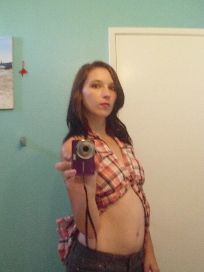 Die 21P-Brünette Amateurin Casey Selfshot enthüllt ihren heißen Busen und ihre Fotze in einem Solo
