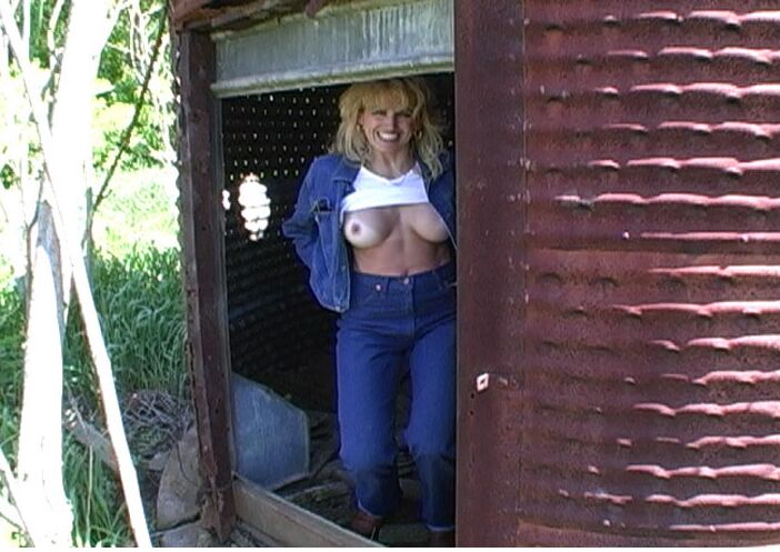 16P La blonde Racquel Devonshire montre ses seins avant de sucer profondément une bite