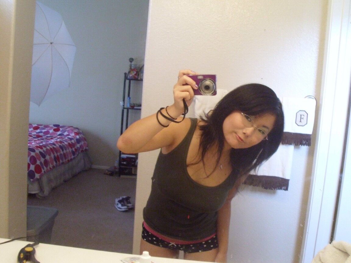 21P Chica asiática sexy con gafas Chiyoko expone sus tetas calientes y toca su almeja