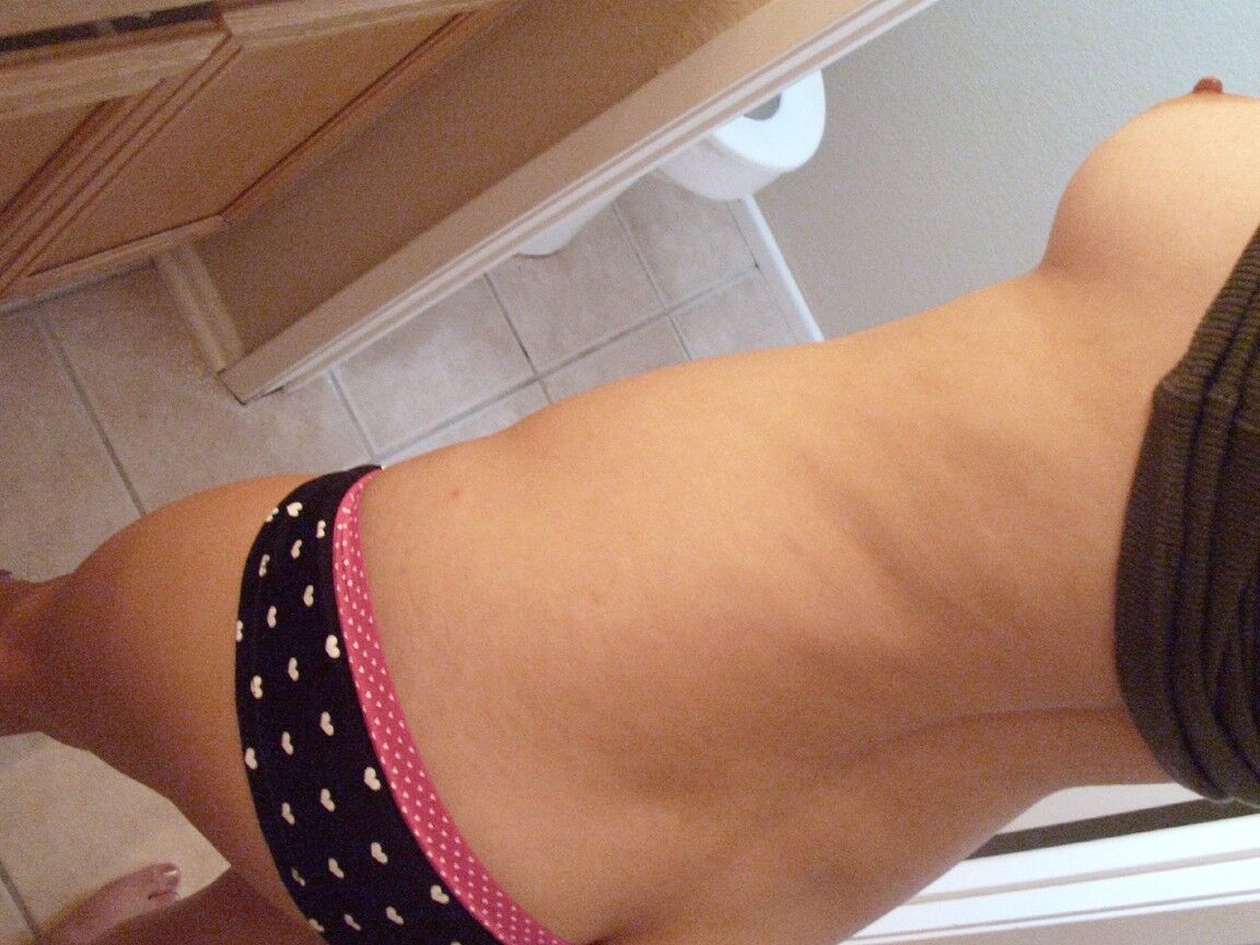 21P Chica asiática sexy con gafas Chiyoko expone sus tetas calientes y toca su almeja