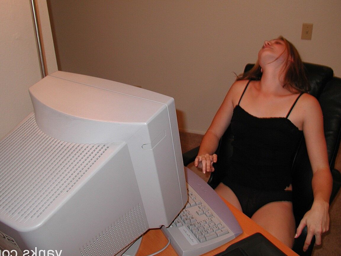 17P Porn assistindo a loira Ana se espalha em sua mesa para esfregar