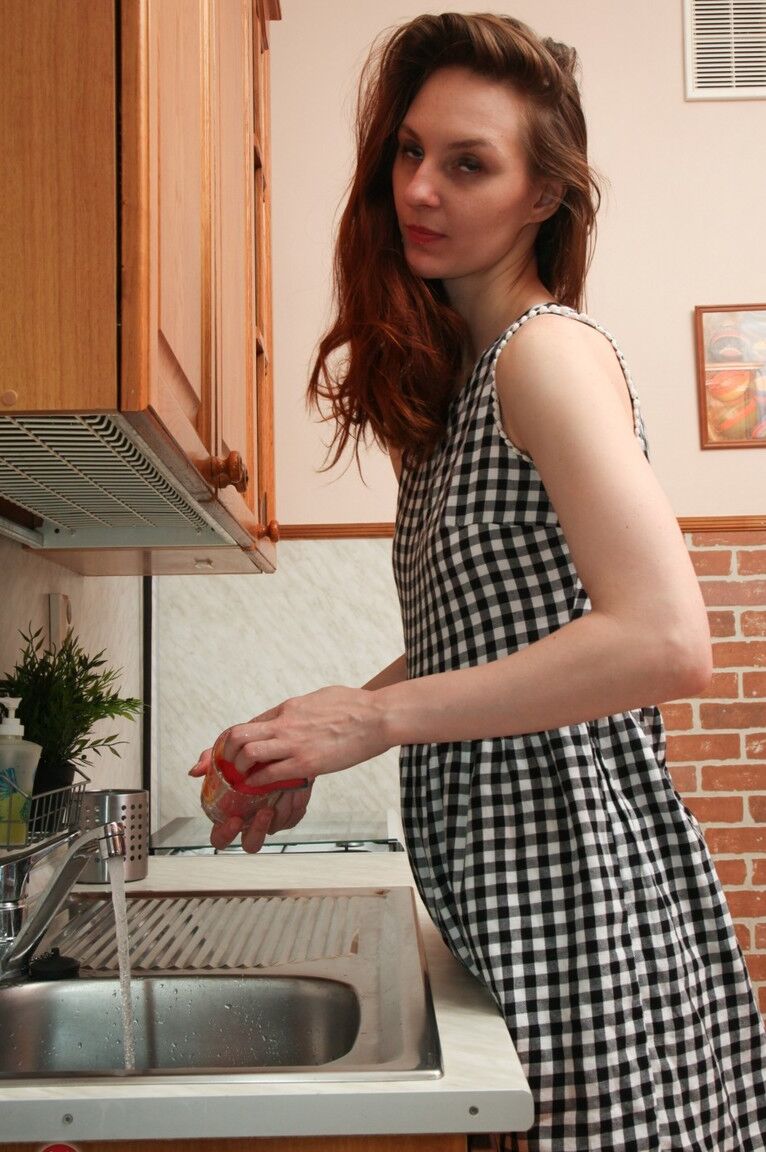 21P Skinny girlfriend Ariadna Moon displays her bushy twat and toys it