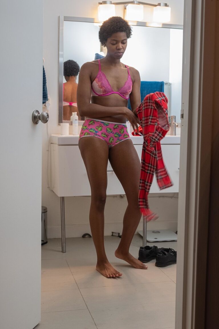 21P Ébano magro com cabelo curto Ashlee L veste calcinha