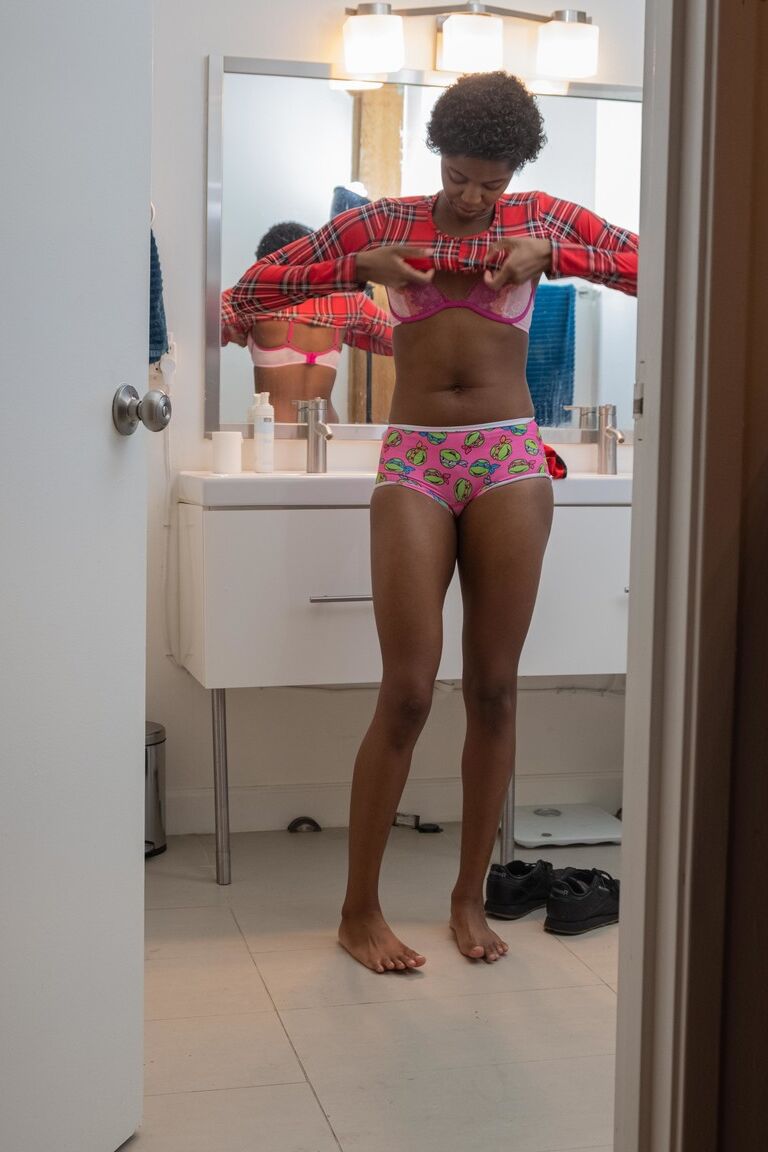 21P Ébano magro com cabelo curto Ashlee L veste calcinha