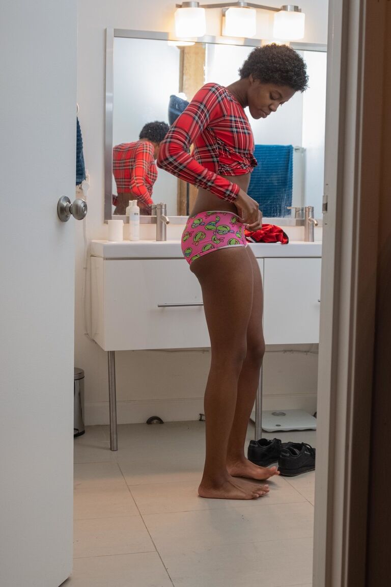 21P Ébano magro com cabelo curto Ashlee L veste calcinha