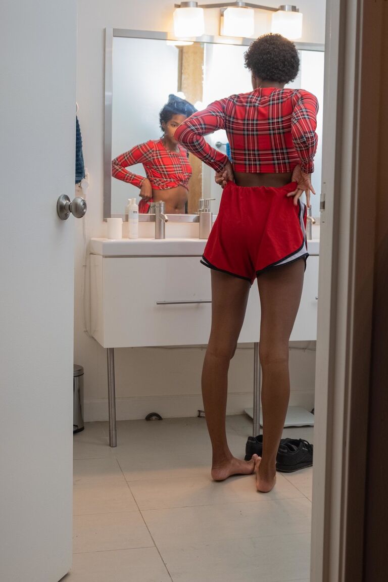 21P Ébano magro com cabelo curto Ashlee L veste calcinha