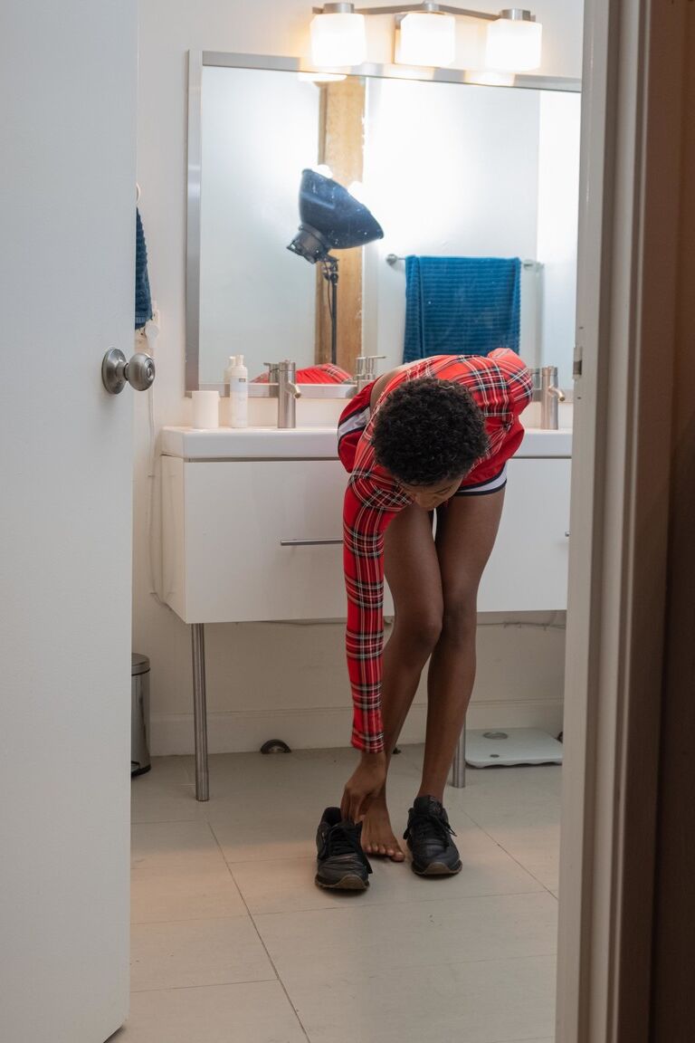 21P Ébano magro com cabelo curto Ashlee L veste calcinha
