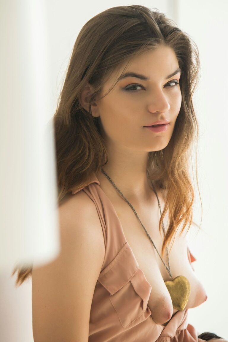 Die 21P-Amateursüsse Renee D enthüllt langsam ihre Titten und ihre haarige Vagina auf dem Boden