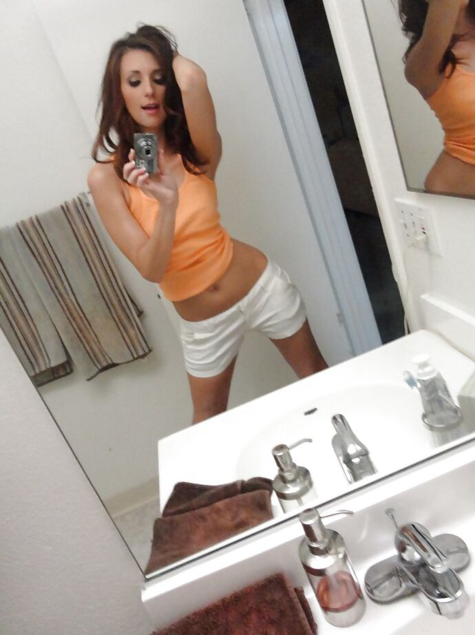 16P Amateur Babe mit kleinen Titten Katie Jordin posiert und stellt sich vor
