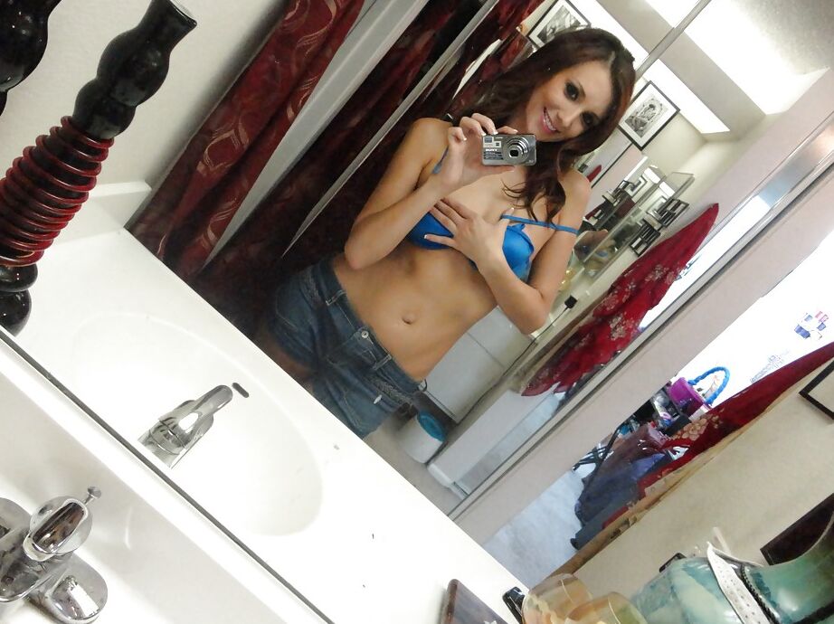 16P Amateur Babe mit kleinen Titten Katie Jordin posiert und stellt sich vor
