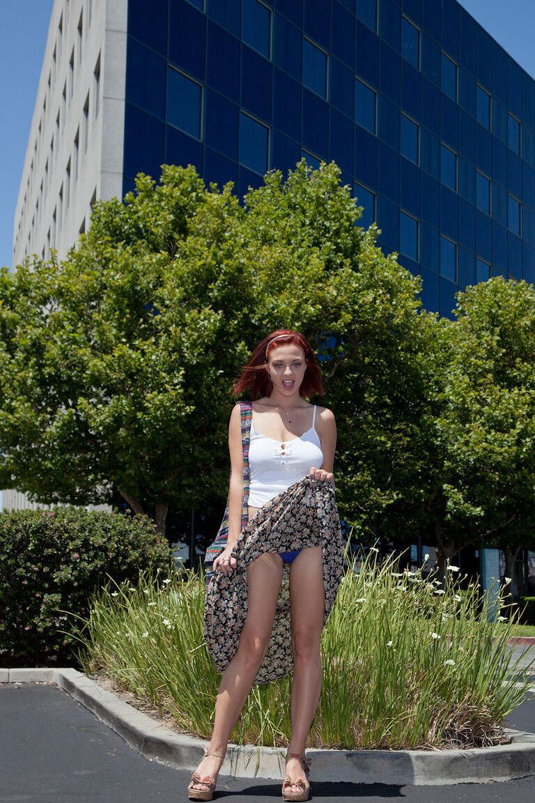 Jessica Robbin, petite amie rousse de 11P, attrape ses gros produits naturels dans le magasin
