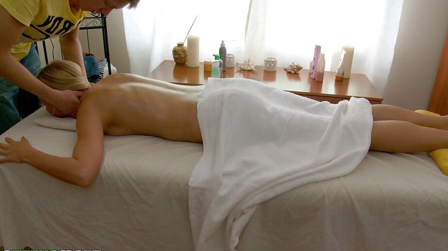 16P Loira adolescente excitada com bunda sexy é massageada e fodida hardcore