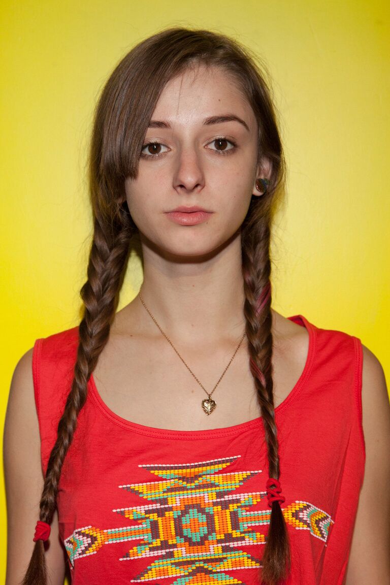 11P Adolescente magro em leggings Willow Hayes exibindo seus peitos minúsculos