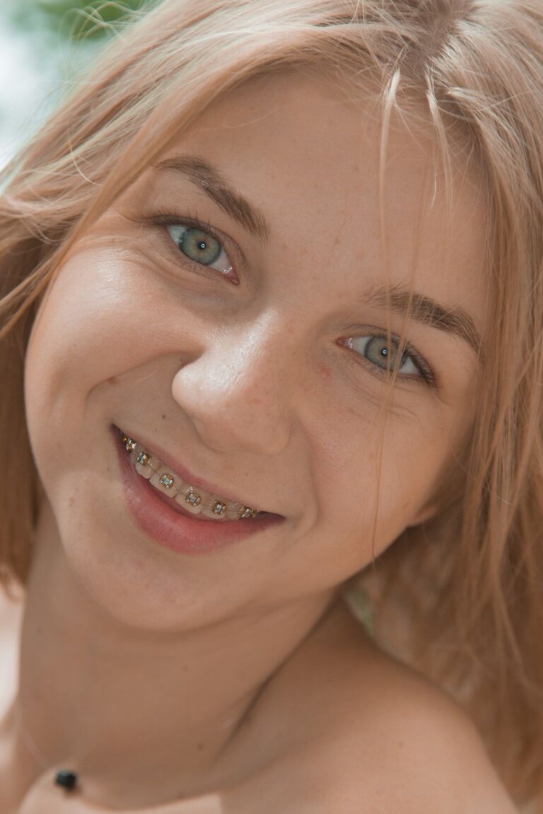 17P La magnífica rubia Kristinka posa sola en la naturaleza y muestra su coño peludo