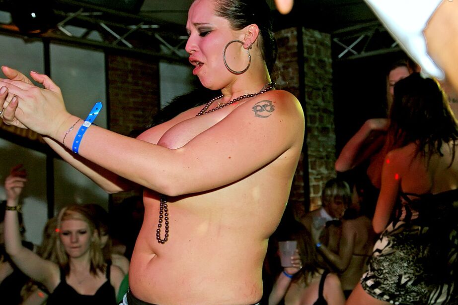 16P Des filles amateurs affamées de bites s'amusent à la fête du sexe