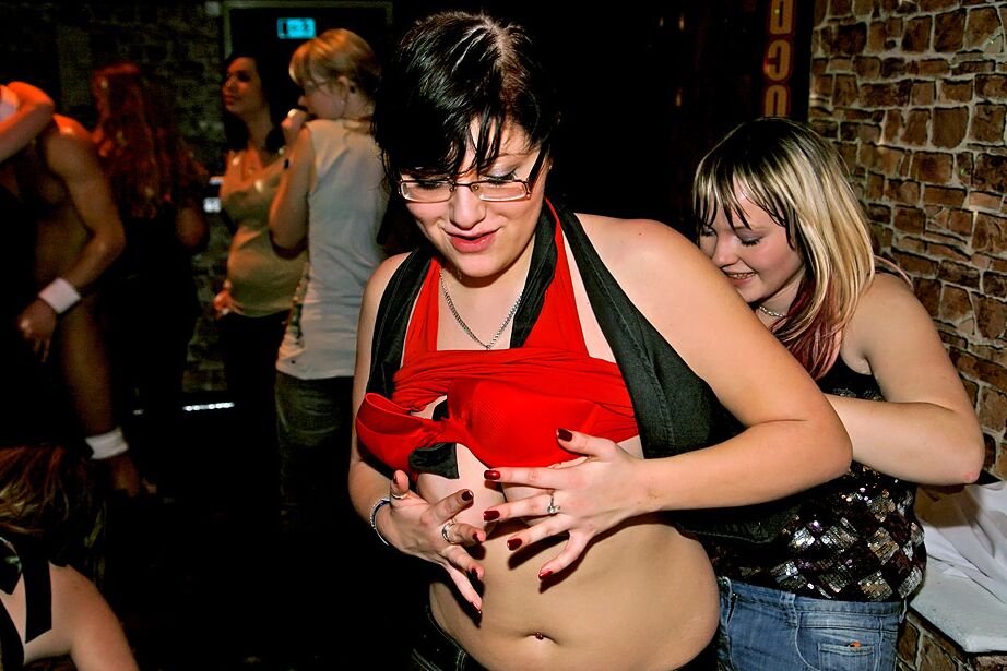 16P Des filles amateurs affamées de bites s'amusent à la fête du sexe