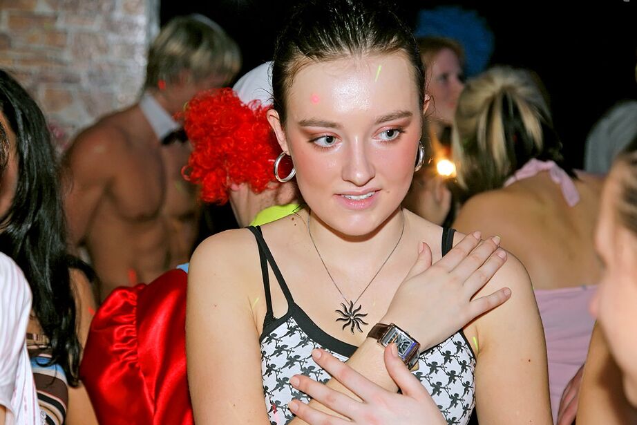 16P Des filles amateurs affamées de bites s'amusent à la fête du sexe