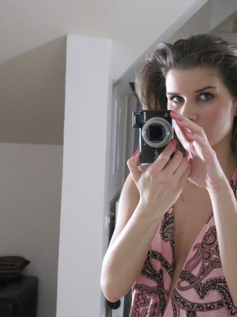 21P Bored girlfriend Patti Page takes selfies of herself stripping & posing