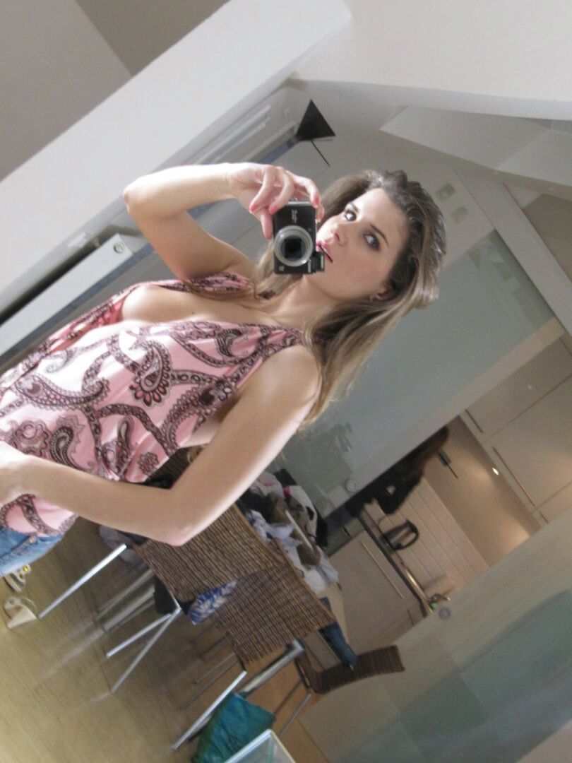 21P Bored girlfriend Patti Page takes selfies of herself stripping & posing